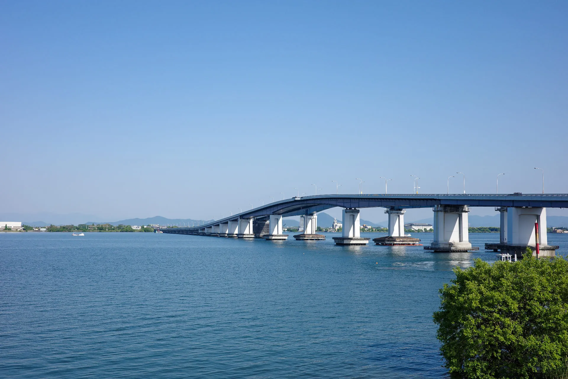 琵琶湖にかかる橋と滋賀県の風景