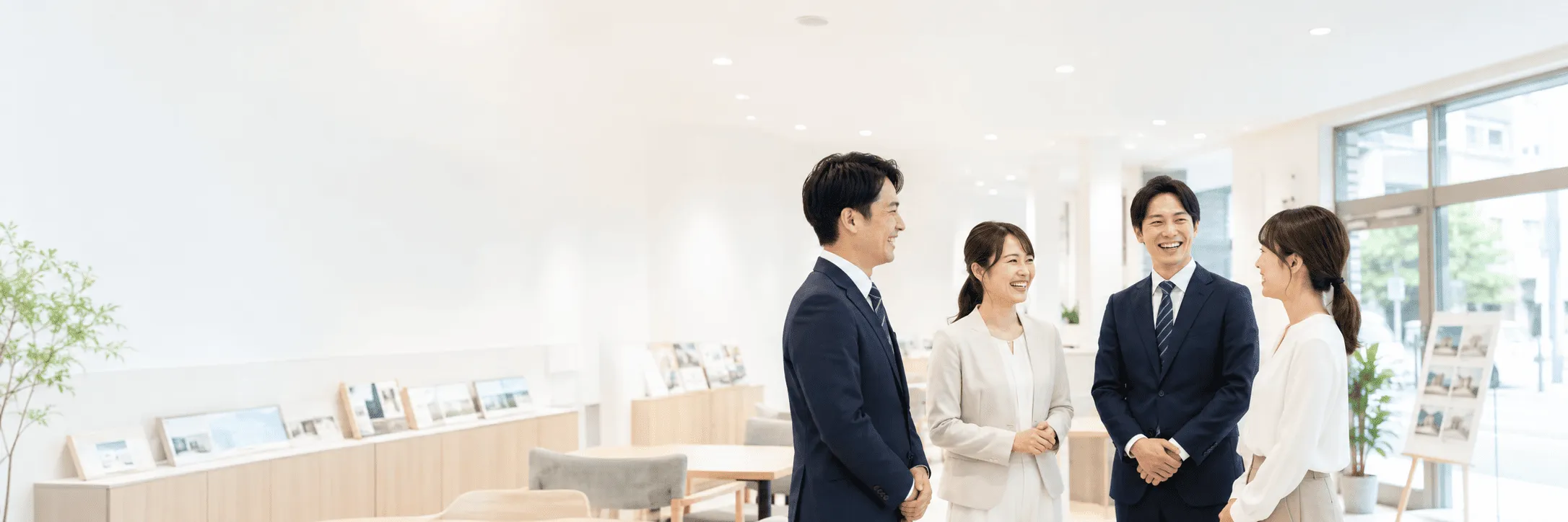 店舗で笑顔で語り合うアソシエホームのスタッフ