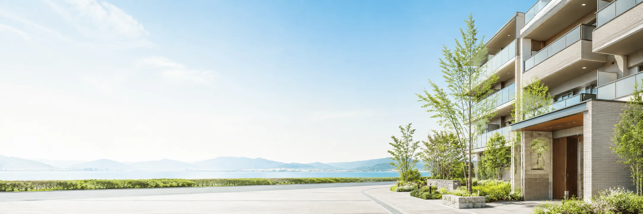 滋賀県の青空と緑に囲まれた住宅